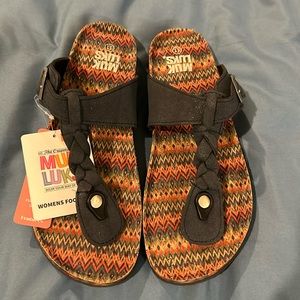 Muk Luks Women’s Marsha Sandals NWT…size 11